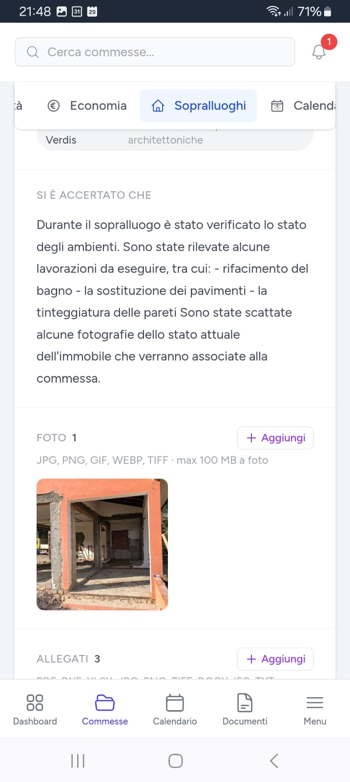 Verbale di sopralluogo aperto su smartphone, con gli accertamenti e la foto scattata sul posto